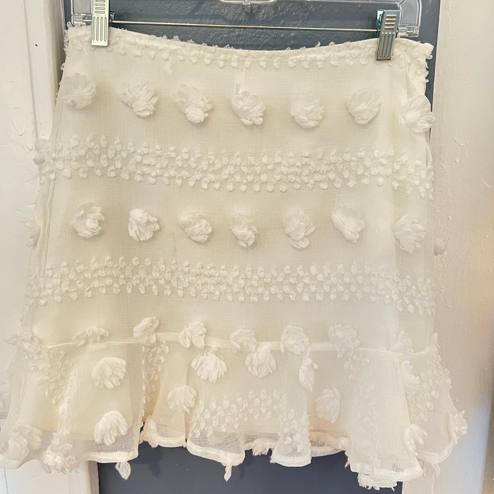 Soft white ruffled skirt
Size: L
Fits: M